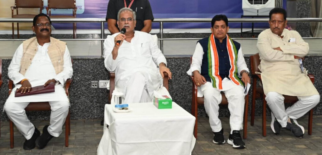 Raipur News : आदिवासियों को समाज की मुख्यधारा से जोड़ना हमारा मुख्य ध्येय - मुख्यमंत्री श्री बघेल 1 1690563025 a1572cdde566f1ecff70