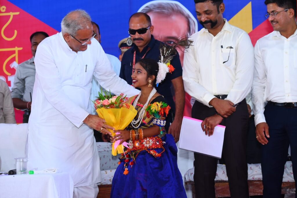 Jagdalpur : मुख्यमंत्री श्री भूपेश बघेल ने भेंट-मुलाकात के दौरान सांस्कृतिक कार्यक्रम में बेहतरीन प्रस्तुति देने वाली हर्षलता साहू का पुष्पगुच्छ से स्वागत किया 1 1692175960 933b56d81160f01ae5d4