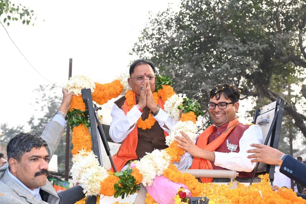 रायगढ़ में मुख्यमंत्री का रोड शो: रोड शो के दौरान विष्णु देव साय का मंत्री ओपी चौधरी ने पुष्प माला पहनाकर किया स्वागत 1 IMG 20231227 WA0013