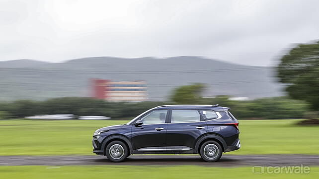 kia carens left side view25