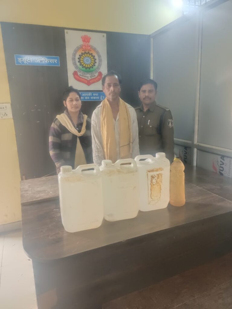 अवैध शराब बिक्री की सूचना पर चक्रधरनगर पुलिस ने की छापेमार कार्रवाई 1 IMG 20240110 WA0009