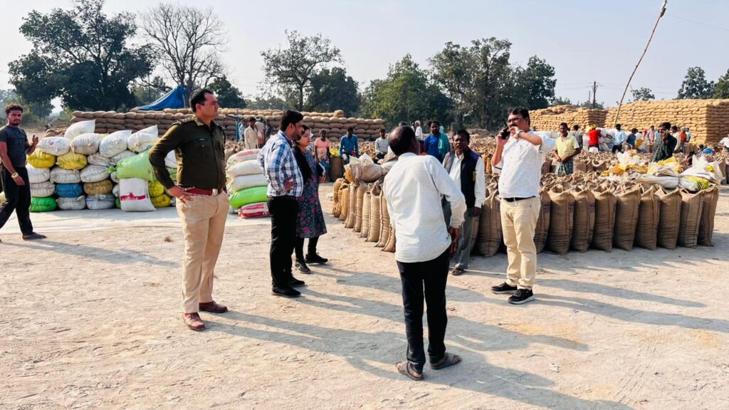 अवैध धान संग्रहण की शिकायत पर ग्राम छुहीपाली जांच में पहुंचे तहसीलदार और थाना प्रभारी चक्रधरनगर 1 IMG 20240117 WA0008