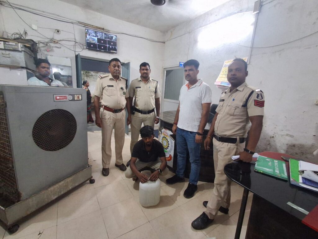 Raigarh News : अलग-अलग कार्रवाई में एक महिला समेत 04 आरोपी गिरफ्तार, आरोपियों से 29 लीटर महुआ शराब जप्त 2 IMG 20240803 WA0002